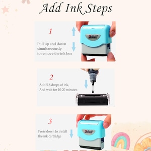 Puede incluir: Un sello autoentintable azul claro y gris con instrucciones tituladas Add Ink Steps. El paso 1 muestra c&oacute;mo retirar la caja de tinta. El paso 2 muestra la adici&oacute;n de 5-6 gotas de tinta. El paso 3 muestra c&oacute;mo instalar el cartucho. Marca Deskmate.