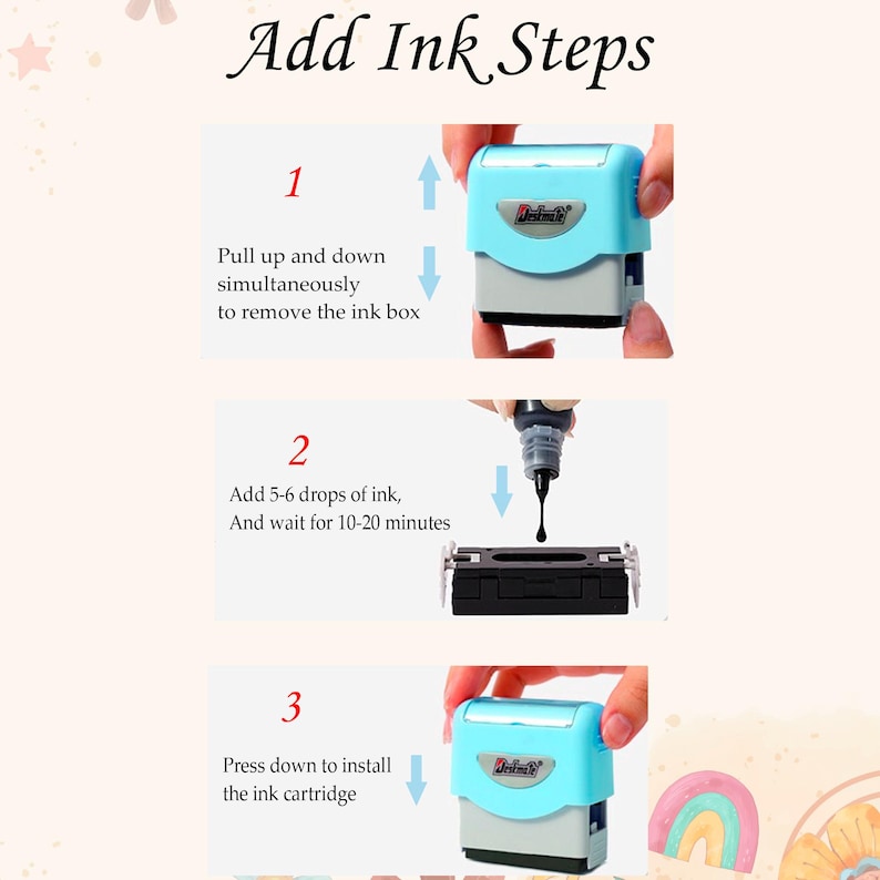 Puede incluir: Un sello autoentintable azul claro y gris con instrucciones tituladas Add Ink Steps. El paso 1 muestra c&oacute;mo retirar la caja de tinta. El paso 2 muestra la adici&oacute;n de 5-6 gotas de tinta. El paso 3 muestra c&oacute;mo instalar el cartucho. Marca Deskmate.
