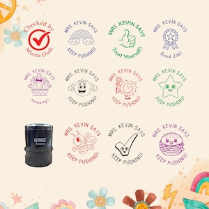 Pode incluir: Uma coleção de carimbos auto-entintados com vários designs e frases. Os carimbos incluem imagens de uma marca de verificação, arco-íris, polegar para cima, estrela, cupcake, sol, abelha e hambúrguer. O texto inclui "Mrs. Kevin Says" e "Keep Pushing!"