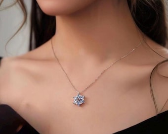Op de afbeelding: Een zilveren ketting met een sneeuwvlok hanger met heldere zirkonia stenen.