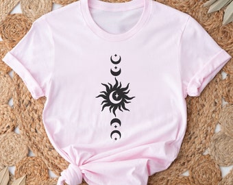 Koszulka Celestial Sun z fazami księżyca, Koszulka z motywem słońca i faz księżyca, Mistyczna koszulka astrologiczna, Koszulka z motywem gwiazdy i galaktyki, Koszulka damska w stylu boho