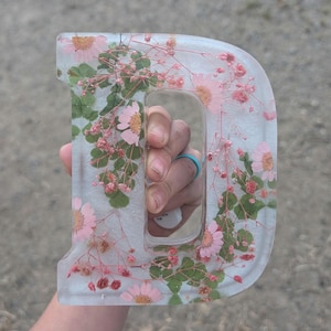 Puede incluir: Juego de tres tazas de cerámica con acabado mate moteado. Las tazas son en tonos crema, gris claro y gris oscuro. Cada taza tiene un diseño simple y minimalista, ideal para café o té.