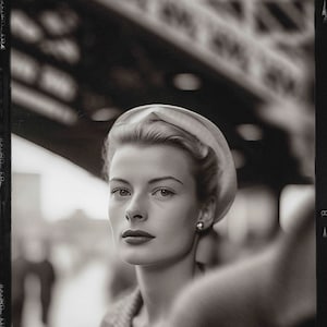 Galería Imogen Cartier / Elegancia en monocromo: Maurizio reinventó el arte atemporal a través de herramientas modernas, evocando el encanto de una época pasada.