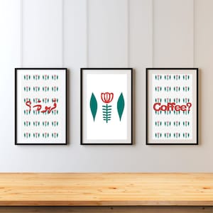 Op de afbeelding: Drie ingelijste kunstdrukken met zwarte lijsten. Eén print toont het woord "Coffee?" in het rood, een andere heeft een rood bloemmotief en de derde heeft tekst in een vreemde taal. Alle prints hebben een witte achtergrond.