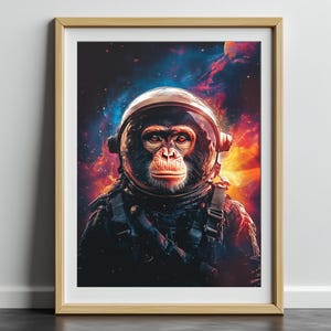 Peut inclure: Impression d'art encadrée représentant un chimpanzé en combinaison spatiale et casque, sur fond de nébuleuse colorée. L'œuvre est une peinture numérique, avec un rendu détaillé du singe.