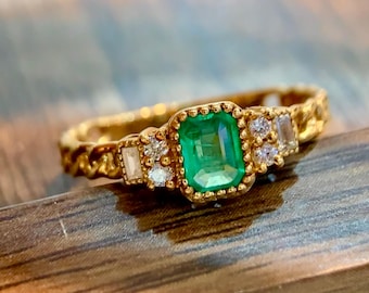 Anillo de esmeralda natural en oro amarillo de 18 quilates/Anillo vintage de tres piedras con esmeralda/Anillo de esmeralda verde intenso/Anillo artesanal con cadena de esmeralda.