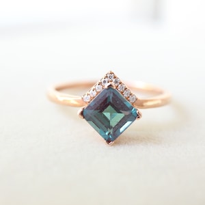 princess cut Alexandrite ring/18k rose gold Alexandrite engagement ring/Vintage Alexandrite ring/Unique Art Deco Alexandrite ring/Handmade