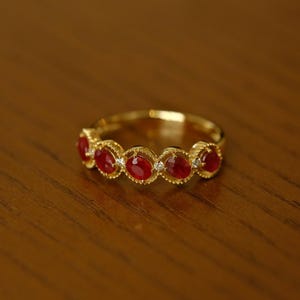 Ring aus 18-karätigem Gelbgold mit einem natürlichen, ovalen, taubenblutroten Rubin / Mehrsteiniger Rubinring für Damen / Rubinring im Art-déco-Vintage-Stil