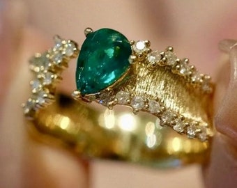 Genuine emerald 18k solid gold ring/Statement emerald engagement ring/Boho emerald ring/Handmade modern emerald ring/unique emerald ring