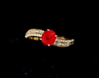 Ring aus 18-karätigem Gelbgold mit einem natürlich brillantgeschliffenen Rubin / Freiform-Ehering mit einem leuchtend roten Rubin / Zarter, unbehandelter Rubinring / Moderner, minimalistischer Rubinring