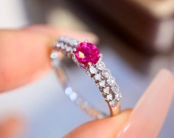 Zarter, kleiner roter Rubinring aus 18-karätigem Weißgold / Echter ovaler Rubinring / Mini-Rubinring mit Diamantpavé / Schmaler, stapelbarer, dünner roter Rubinring aus Gold