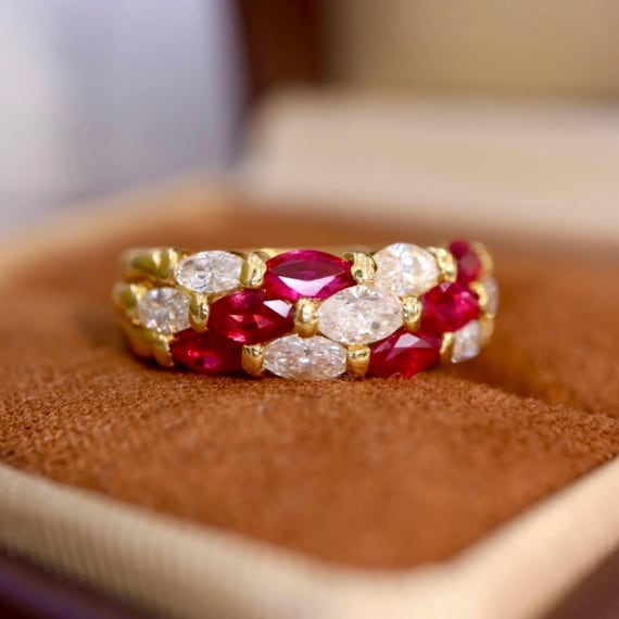 Anillo de oro amarillo de 18 quilates con rubí rojo sangre de - Main Image