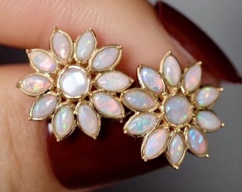 18k solide Gold natürliche australische Opal Ohrringe/Einzigartiger Blumen Opal Ohrstecker/Zierliche Opal Ohrstecker/Art Deco Opal Ohrringe/Handgemachte Opal Ohrstecker Frauen