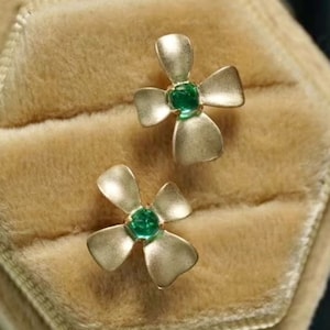 Flower 18k solid gold natural emerald studs/Dainty emerald earrings/vivid green natural emerald studs/handmade art deco emerald earrings