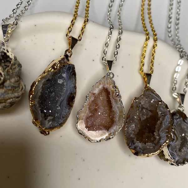 Collier avec pendentif géode en agate druzy - Bijoux naturels uniques avec pierres précieuses de guérison / Bijoux tendance / Géode d'agate oco