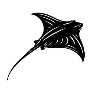 Könnte beinhalten: Schwarz-Weiß-Illustration eines Mantarochens. Der Rochen ist in einem grafischen Stil dargestellt, mit einem stromlinienförmigen Körper und großen Flossen. Das Bild ist vor einem weißen Hintergrund platziert, um die Form und das Design des Rochens hervorzuheben.