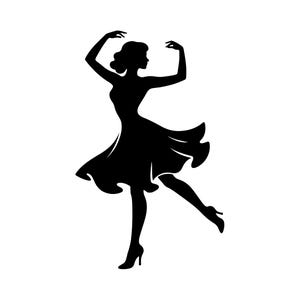 Könnte beinhalten: Eine schwarze Silhouette einer tanzenden Frau. Sie trägt ein Kleid und High Heels, die Arme sind erhoben. Das Bild ist vor einem weißen Hintergrund.