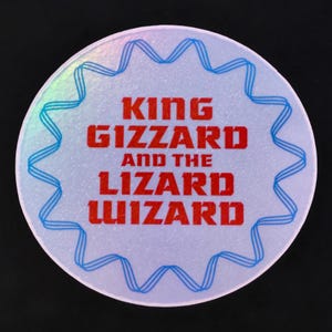 Pegatina inspirada en el sencillo de Mr. Beat: King Gizzard y el Mago Lagarto - Redonda, holográfica y resistente a la intemperie