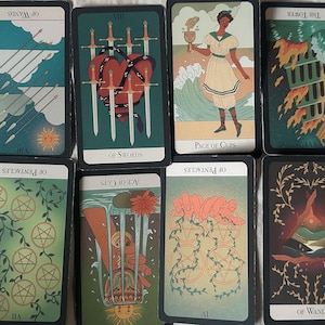 Könnte beinhalten: Tarot-Kartendeck mit zehn Karten, darunter die Acht der Schwerter, das Ass der Kelche, die Sieben der Pentakel, die Vier der Pentakel, der Turm und die Acht der Stäbe. Die Karten sind mit farbenfrohen Bildern illustriert und haben ein grün-blau-goldenes Farbschema.