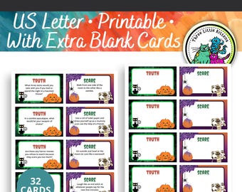 Puede incluir: Un juego temático de Halloween con cartas de "Verdad o Miedo". Las cartas presentan gráficos de Halloween como calabazas, gatos negros y momias. El juego incluye 32 cartas y cartas en blanco adicionales. El texto en las cartas incluye indicaciones para el juego.