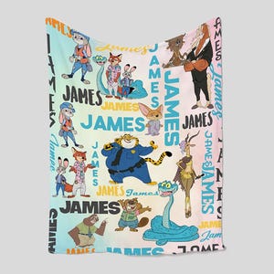 K&ouml;nnte beinhalten: Eine farbenfrohe Decke mit Cartoon-Charakteren und dem Namen "JAMES" in verschiedenen Schriftarten. Die Decke hat einen Farbverlaufshintergrund mit Blau-, Rosa- und Gelbt&ouml;nen. Die Charaktere sind in verschiedenen Posen und Outfits.