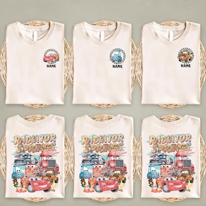 Puede incluir: Seis camisetas de color crema. La fila superior presenta peque&ntilde;os gr&aacute;ficos de coches con la palabra "NAME" debajo. La fila inferior muestra un gr&aacute;fico m&aacute;s grande con el texto "RADIATOR SPRINGS" y varios personajes de coches. Las camisetas est&aacute;n dispuestas sobre esteras tejidas.