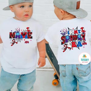 K&ouml;nnte beinhalten: Wei&szlig;e T-Shirts mit Spider-Man-Motiv. Auf der Vorderseite des Shirts steht das Wort "NAME" im Comic-Stil mit Spider-Man-Grafiken. Auf der R&uuml;ckseite des Shirts steht "IN MY SPIDEY ERA" mit Spider-Man-Grafiken. Die Shirts werden von einem Kind getragen.