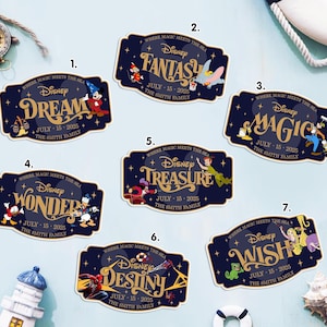 Pode incluir: Uma cole&ccedil;&atilde;o de sete autocolantes Disney azul marinho. Cada autocolante apresenta uma palavra diferente: Dream, Fantasy, Magic, Wonder, Treasure, Destiny e Wish. Os autocolantes incluem ilustra&ccedil;&otilde;es de personagens e o texto "July 15-2025, The Smith Family."