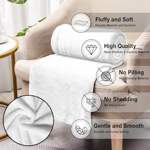 K&ouml;nnte beinhalten: Eine wei&szlig;e Decke liegt auf einem beigen Sessel. Die Decke ist gerollt und gefaltet, mit Textetiketten, die Merkmale wie "Fluffy and Soft", "High Quality" und "No Pilling" angeben.