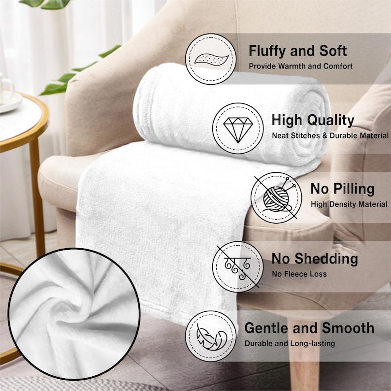 K&ouml;nnte beinhalten: Eine wei&szlig;e Decke liegt auf einem beigen Sessel. Die Decke ist gerollt und gefaltet, mit Textetiketten, die Merkmale wie "Fluffy and Soft", "High Quality" und "No Pilling" angeben.