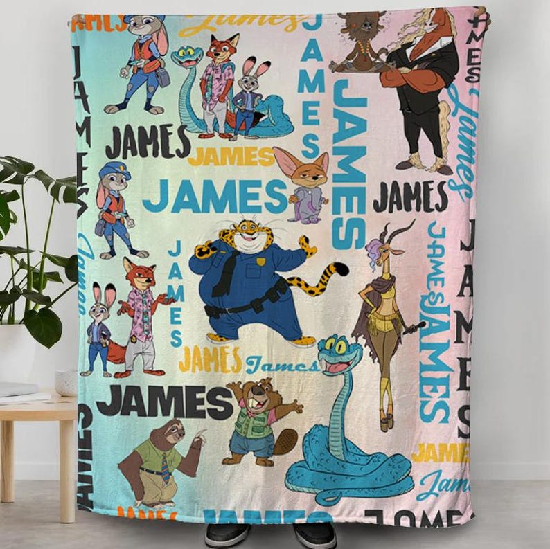 K&ouml;nnte beinhalten: Eine farbenfrohe Decke mit Cartoon-Charakteren und dem Namen "JAMES" in verschiedenen Schriftarten und Gr&ouml;&szlig;en. Die Decke hat einen Farbverlaufshintergrund mit Blau-, Gr&uuml;n- und Rosat&ouml;nen. Die Charaktere sind verschiedene Tiere.