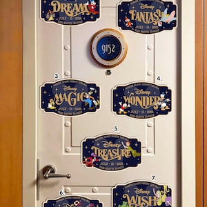 Pode incluir: Sete &iacute;manes de porta de cruzeiro Disney azul marinho com diferentes temas de personagens da Disney. Cada &iacute;man tem a palavra "Disney" acima de uma palavra tem&aacute;tica como "Dream" ou "Fantasy", al&eacute;m da data e do sobrenome.