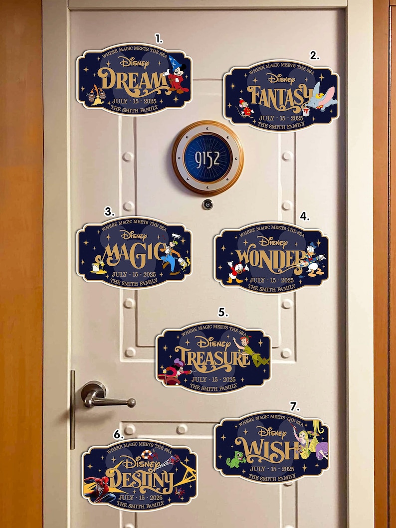 Pode incluir: Sete &iacute;manes de porta de cruzeiro Disney azul marinho com diferentes temas de personagens da Disney. Cada &iacute;man tem a palavra "Disney" acima de uma palavra tem&aacute;tica como "Dream" ou "Fantasy", al&eacute;m da data e do sobrenome.