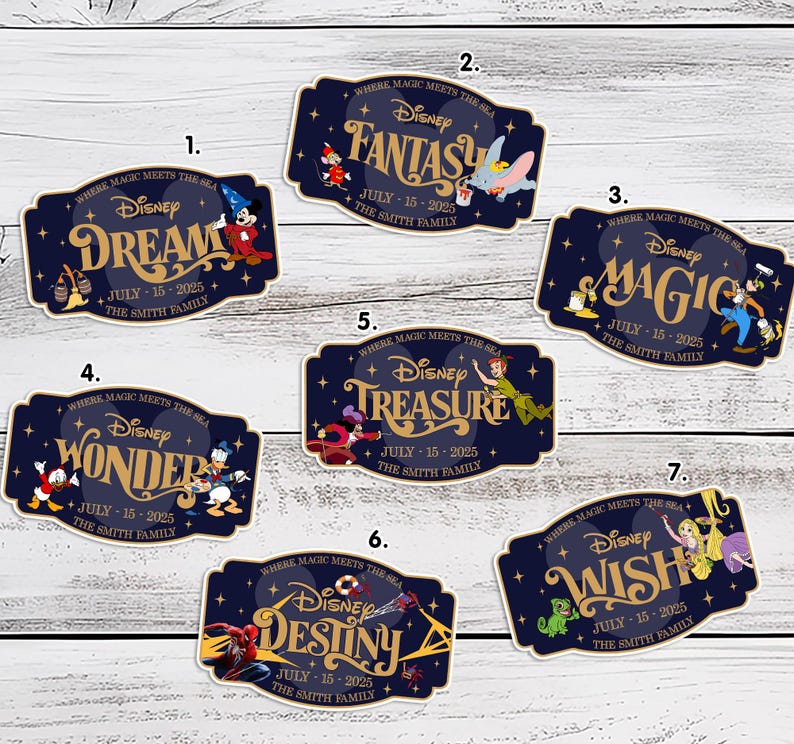 Pode incluir: Uma cole&ccedil;&atilde;o de sete autocolantes Disney em azul marinho. Cada autocolante apresenta uma palavra diferente: Dream, Fantasy, Magic, Wonder, Treasure, Destiny e Wish. Cada autocolante inclui o texto "July 15-2025" e "The Smith Family."