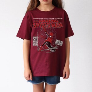 Pu&ograve; includere: Un set di tre tazze in ceramica con finitura opaca e macchiettata. Le tazze sono nei toni del crema, grigio chiaro e grigio scuro. Ogni tazza ha un design semplice e minimalista.