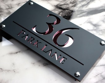 House Wall Plaques UK | Luxe A4 | Hausnummernschild | Modern Acrylic Designs | Personalisierte Hausnummer Anthracite & Rose Gold 28cm x 14cm