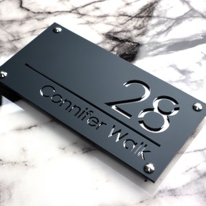 Targhe da parete per casa UK / Luxe A4 / Numero civico in acrilico tagliato al laser di precisione / Grigio antracite opaco e specchio argento / 280 mm x 140 mm