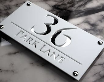 House Wall Plaques UK | Luxe A4 | Numéro Maison Elegant Acrylic Designs | Personnalisez Votre Maison Matt White & Silver Mirror 28cm x 14cm