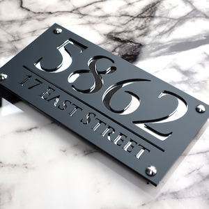 Husskyltar Storbritannien | Lyxiga A4 | Moderna laserskurna husnummer | Elegant akryldesign | Personlig dörrskylt grå & silver 28 cm x 14 cm bild 3