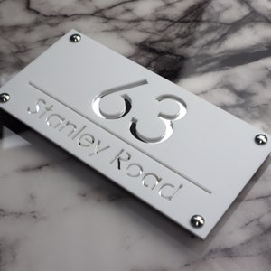 House Wall Plaques UK | Luxe A4 | Numéro Maison | Elegant Acrylic Design | Personnalisez Votre Maison Matt White & Silver Mirror 28cm x 14cm