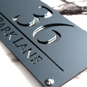 Husskyltar Storbritannien | Lyxiga A4 | Moderna laserskurna husnummer | Elegant akryldesign | Personlig dörrskylt grå & silver 28 cm x 14 cm bild 2