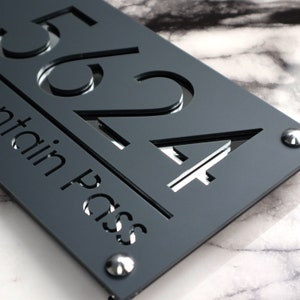 House Wall Plaques UK Luxe A4 Precision Laser Cut Acrylic House Number Sign Matt Gray Anthracite & Silver Mirror 280mm x 140mm zdjęcie 4