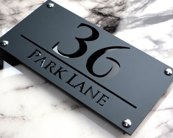 Husväggskyltar Storbritannien | Lyxiga A4 | Moderna husnummerskyltar | Elegant akryldesign | Utomhusinredning grå och svart glansig | 28 cm x 14 cm
