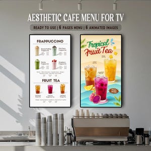 Könnte beinhalten: Zwei gerahmte Café-Menüs an einer Wand. Das linke Menü zeigt Frappe- und Früchtetee-Optionen. Das rechte Menü zeigt tropischen Früchtetee. Der Text oben lautet "Aesthetic Cafe Menu for TV".