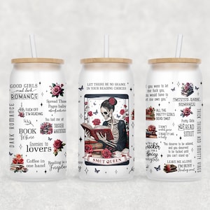 Peut inclure: Trois gobelets blancs avec des motifs noirs et rouges. Les gobelets pr&eacute;sentent des citations sur la lecture de romans noirs. Les gobelets sont munis d'une paille et d'un couvercle en bois.