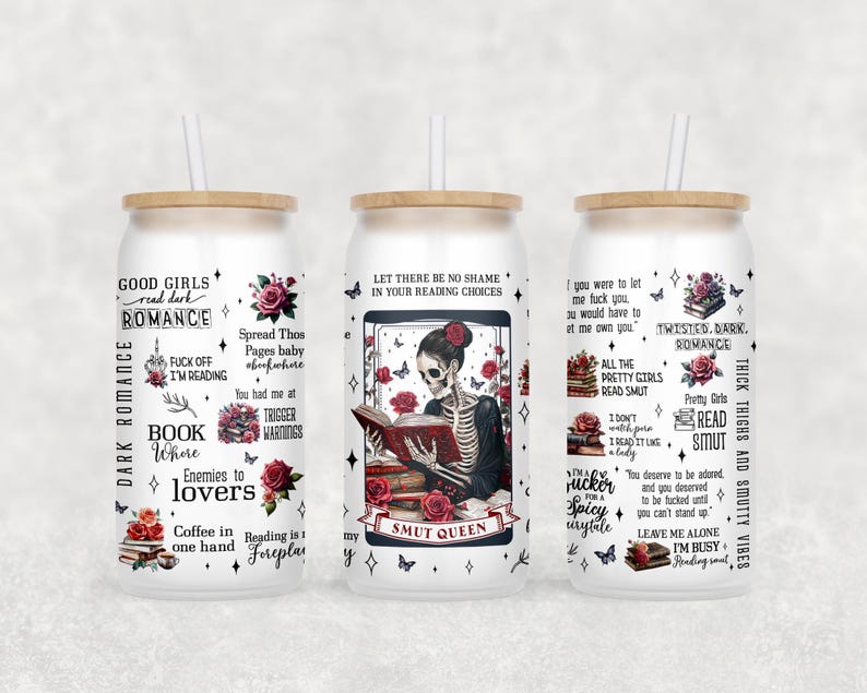 Peut inclure: Trois gobelets blancs avec des motifs noirs et rouges. Les gobelets pr&eacute;sentent des citations sur la lecture de romans noirs. Les gobelets sont munis d'une paille et d'un couvercle en bois.