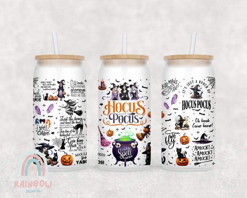 K&ouml;nnte beinhalten: Drei wei&szlig;e Edelstahlbecher mit einem schwarz-wei&szlig;en Hocus Pocus-Design. Die Becher zeigen Bilder von Hexen, Katzen, Kesseln und anderen Halloween-Motiven. Der Text "Hocus Pocus" ist auf jedem Becher zu sehen.
