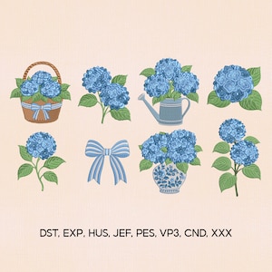 Puede incluir: Una colección de diseños de flores de hortensias azules en varios arreglos, incluyendo una cesta, una regadera y un jarrón. También se presenta un lazo a rayas azul y blanco. La imagen incluye el texto "DST, EXP, HUS, JEF, PES, VP3, CND, XXX".