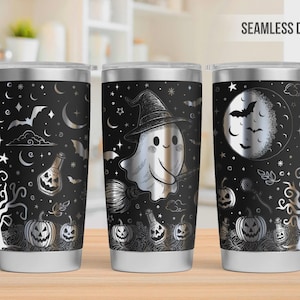 Pu&ograve; includere: Tre bicchieri in acciaio inossidabile con sfondo nero e un motivo metallico argentato raffigurante un fantasma su una scopa, zucche, pipistrelli, stelle, lune e boccette di pozioni. Il testo SEAMLESS DESIGN &egrave; visibile nell'angolo in alto.