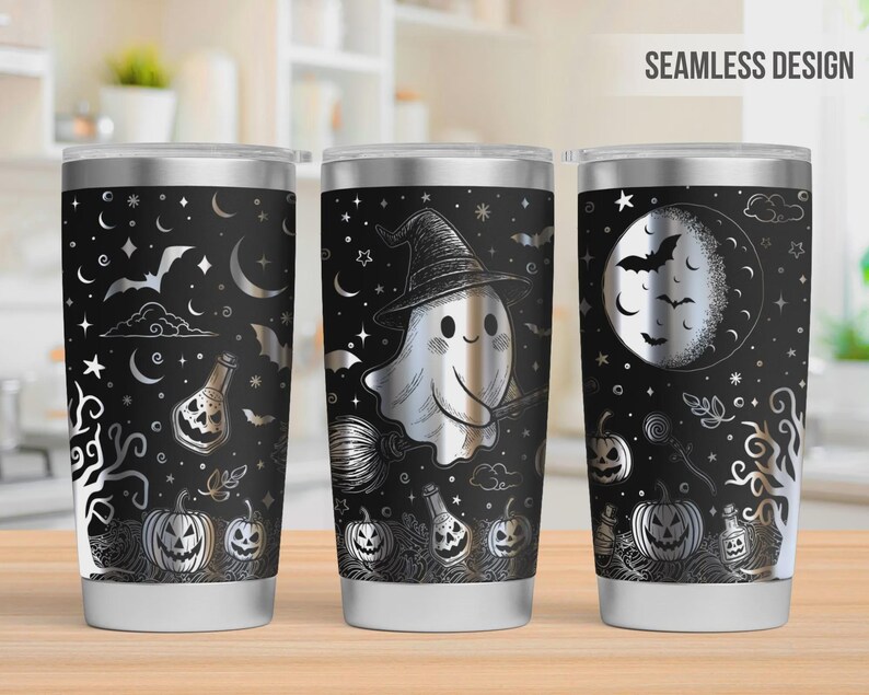 Pu&ograve; includere: Tre bicchieri in acciaio inossidabile con sfondo nero e un motivo metallico argentato raffigurante un fantasma su una scopa, zucche, pipistrelli, stelle, lune e boccette di pozioni. Il testo SEAMLESS DESIGN &egrave; visibile nell'angolo in alto.